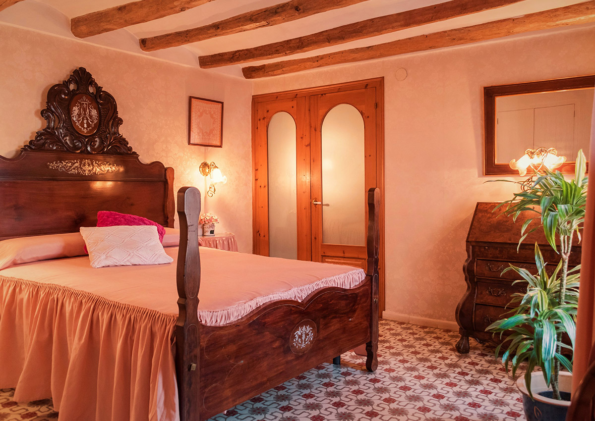 The room retains the original romantic decoration, which has been restored and conserved