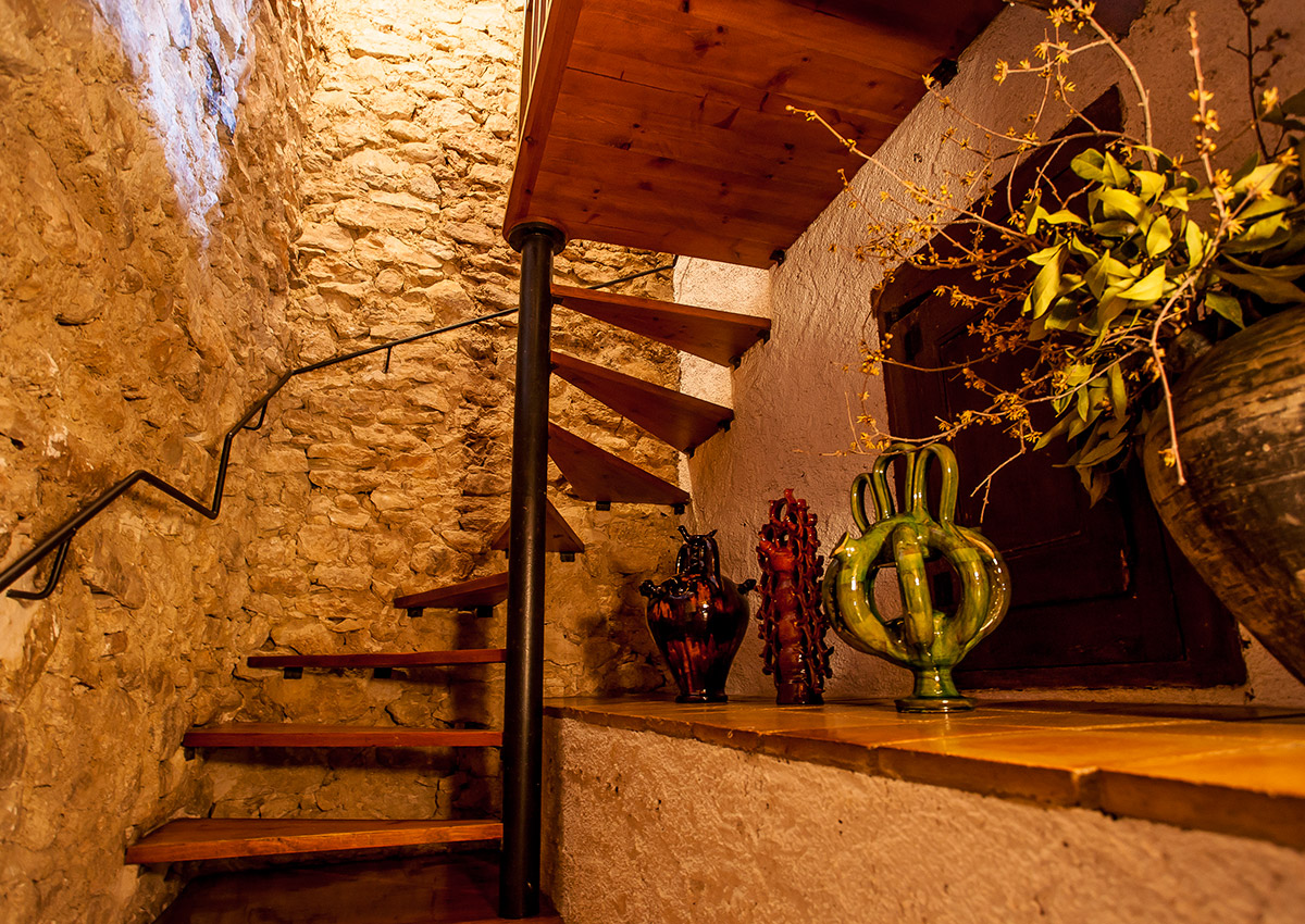 Los cántaros de Miravet decoran el paso por las escaleras de madera