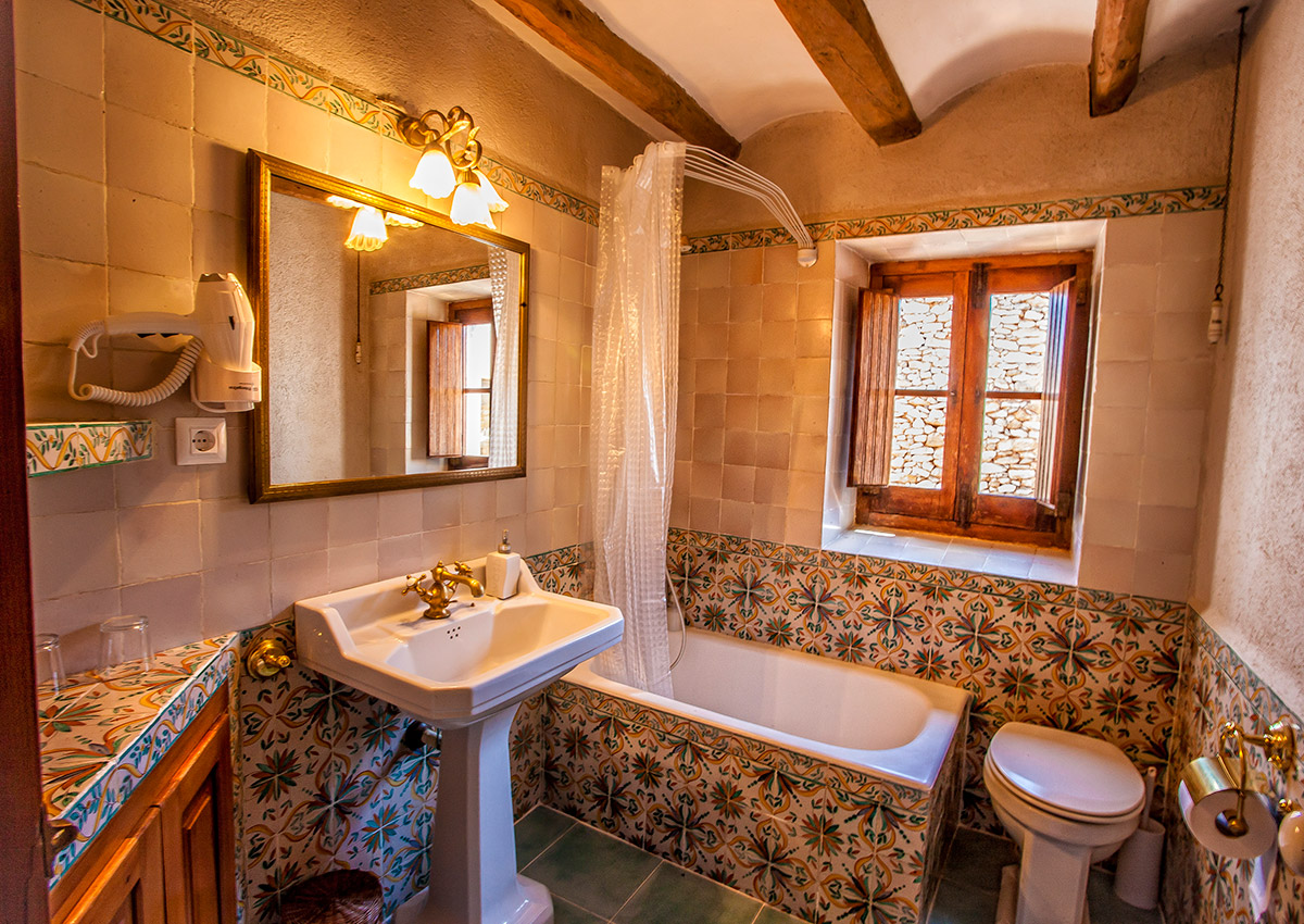 Each of the tiles that decorate the walls of the bathroom is made and painted by hand, as was done in the past