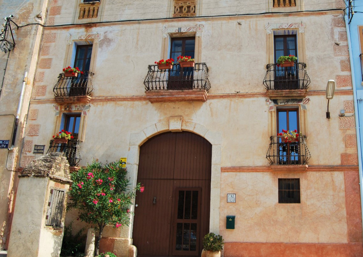 Inaugurée par Josep Calaf en 1910, la façade moderniste conserve son intensité à l’aide de géraniums en fleurs